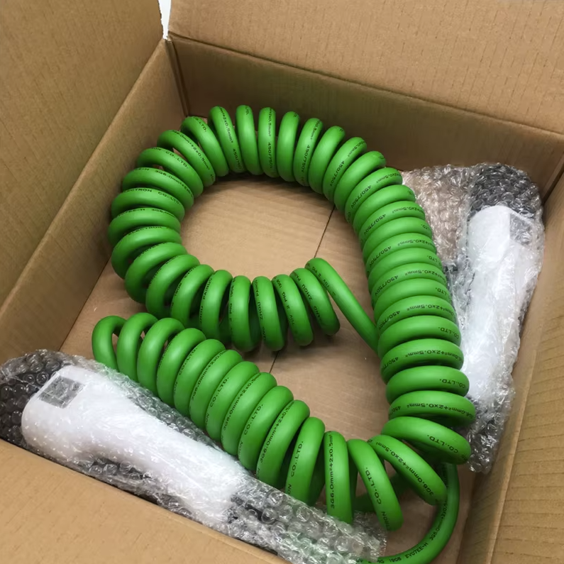 Câble de recharge enroulé en spirale pour véhicule électrique, doté de connecteurs robustes de type 2. Conçu pour un rangement pratique et une recharge efficace retractable