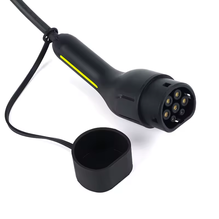 Connecteur de recharge noir pour véhicule électrique avec poignée jaune et capuchon protecteur attaché. Doté de multiples broches