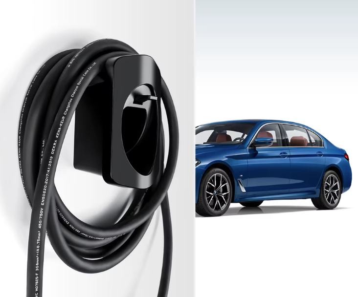 Support mural noir avec prise Type 2 pour câble de recharge de véhicule électrique - Solution élégante et pratique pour organiser votre chargeur EV. Voiture électrique en arrière-plan
