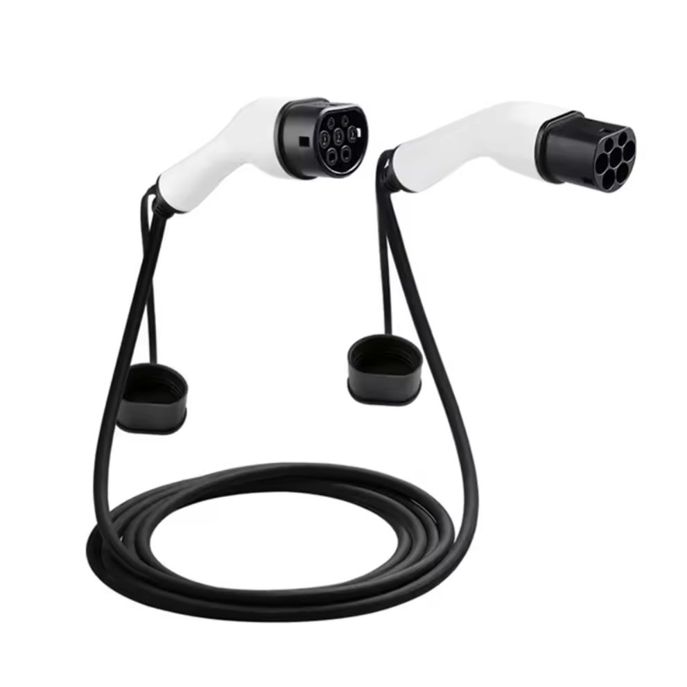 Un câble de recharge de type 2, doté de deux connecteurs avec des poignées blanches et des têtes noires comportant plusieurs broches. Le câble est enroulé proprement à la base, tandis que chaque connecteur est équipé d'un support noir pour faciliter le rangement. Idéal pour recharger des véhicules électriques de manière pratique et organisée.