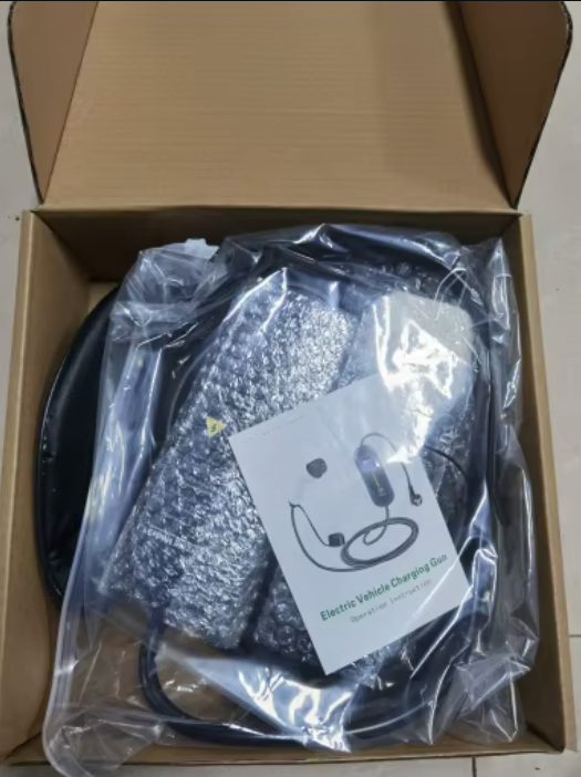 Un chargeur portable pour véhicule électrique, soigneusement emballé dans un sac en plastique transparent et placé dans une boîte en carton ouverte. Ce chargeur compact et pratique est conçu pour offrir une solution de recharge flexible et transportable, adaptée aux besoins des conducteurs de véhicules électriques