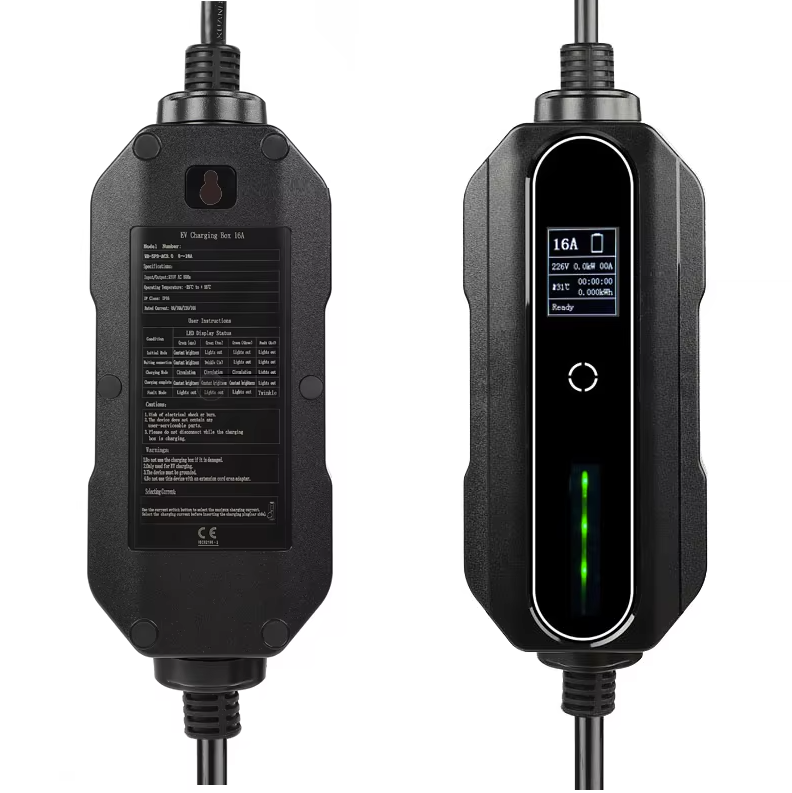 Un chargeur portable pour véhicule électrique, soigneusement emballé dans un sac en plastique transparent et placé dans une boîte en carton ouverte. Ce chargeur, compact et pratique, est conçu pour offrir une solution de recharge flexible et transportable, adaptée aux besoins des conducteurs de véhicules électriques