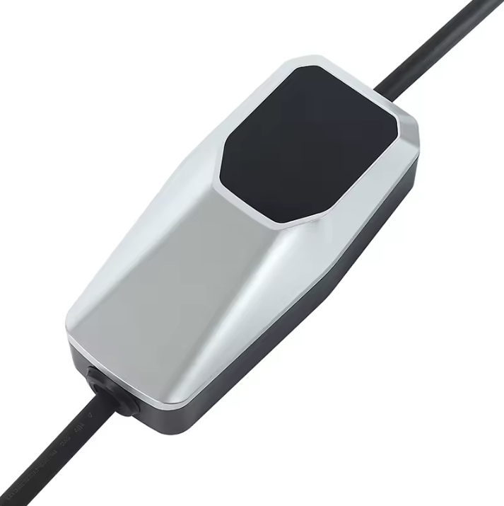 chargeur pour voitures electrique de haute qualité, au design moderne avec un boîtier métallique argenté et un bouton noir rectangulaire, connecté à un câble noir