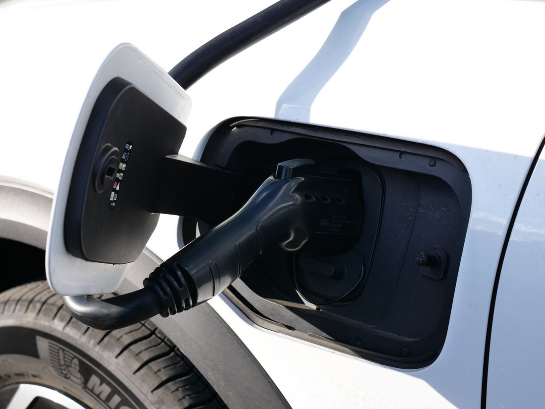 Connecteur de câble de recharge branché sur une voiture électrique
