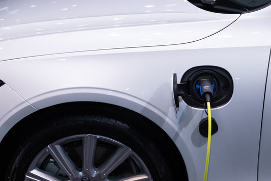 Câble de recharge branché sur le port de charge d'une voiture électrique