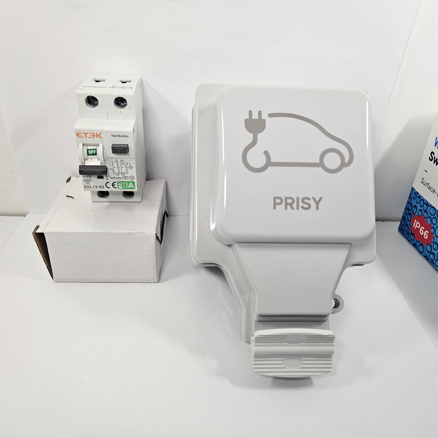 Kit d'installation sécurisée PRISY avec prise étanche IP66 3,7kW et protection électrique pour véhicule hybride.