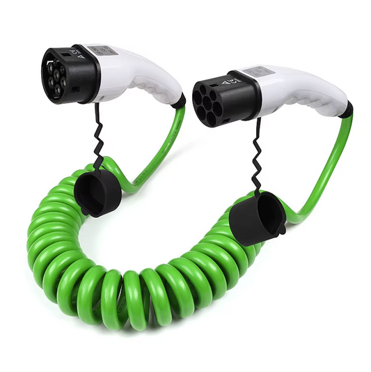 câble de recharge vert enroulé en spirale, avec des connecteurs bicolores blancs et noirs visibles