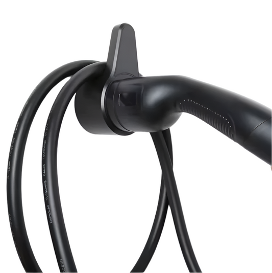 Gros plan d'un connecteur noir pour câble de recharge de véhicules électriques, avec un design élégant et ergonomique. Le connecteur présente une texture antidérapante sur la poignée