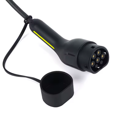 Connecteur de recharge noir pour véhicule électrique avec poignée jaune et capuchon protecteur attaché. Doté de multiples broches