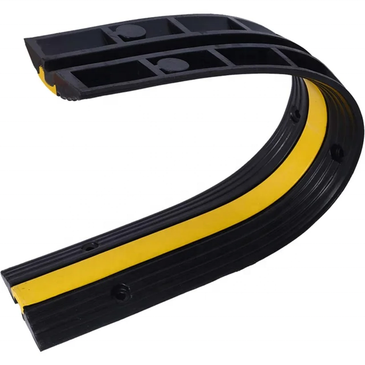 Rampe de protection cable de recharge