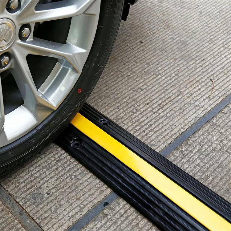 Rampe de protection cable de recharge