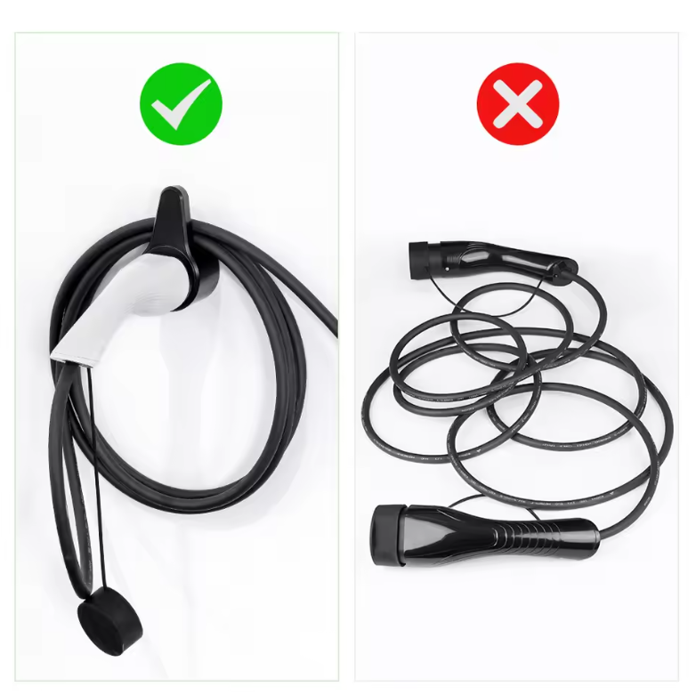 Image illustrant deux méthodes de rangement pour un câble de recharge de véhicule électrique. À gauche, une méthode correcte avec un câble soigneusement enroulé en spirale, accompagné d'une coche verte. À droite, une méthode incorrecte montrant un câble emmêlé et désorganisé