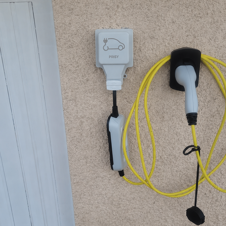 Prise renforcée PRISY 16A pour voiture électrique installée en extérieur, fixée sur un mur