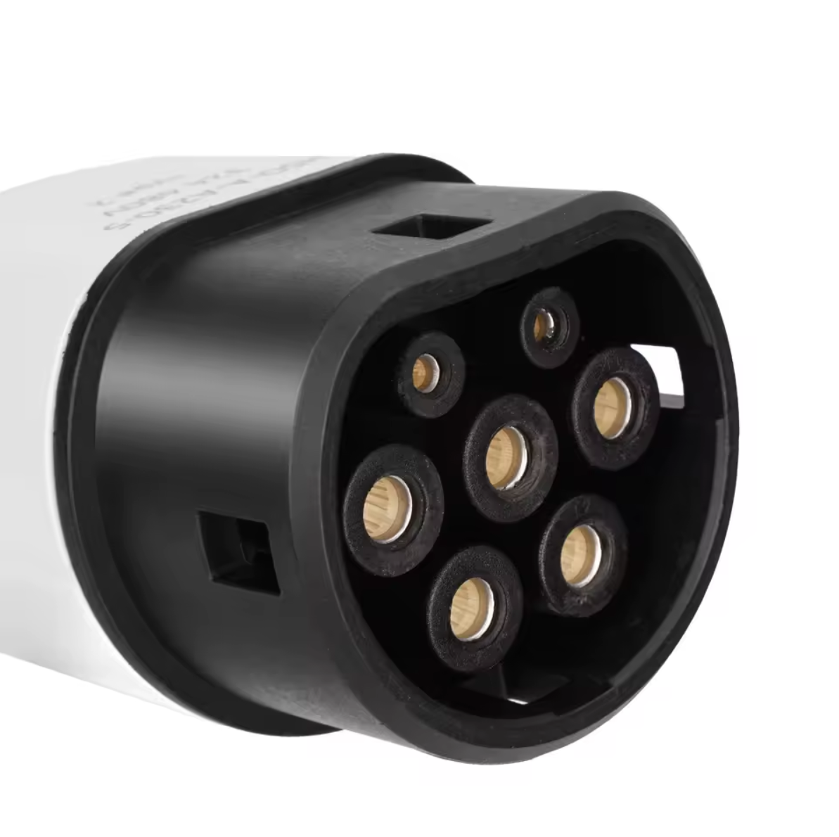 Un connecteur de câble de recharge de type 2 (Mennekes) cote voiture, vu de face, avec ses sept broches circulaires disposées en un motif spécifique. Ce connecteur, standard en Europe pour les véhicules électriques