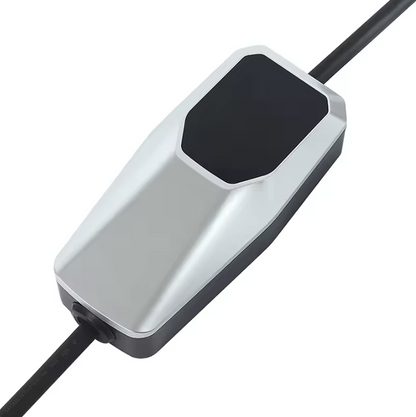 chargeur pour voitures electrique de haute qualité, au design moderne avec un boîtier métallique argenté et un bouton noir rectangulaire, connecté à un câble noir