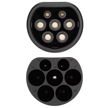 Un connecteur de câble de recharge de type 2 (Mennekes) , vu de face, avec ses sept broches circulaires disposées en un motif spécifique. Ce connecteur, standard en Europe pour les véhicules électriques