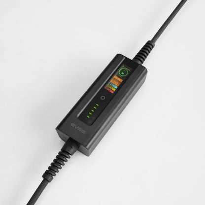 Écran LCD du chargeur mobile Prisy Mobile 3.7 affichant intensité, tension, kWh et température