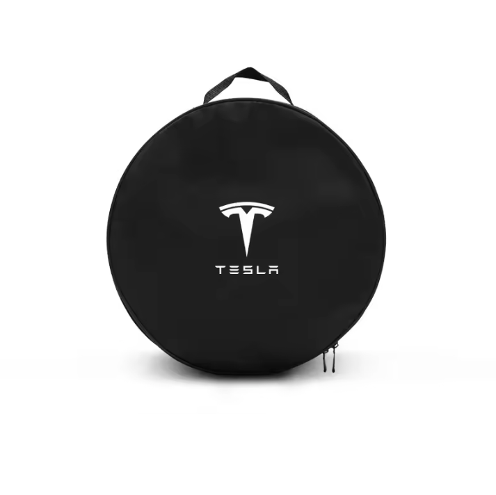 Sac noir carré Tesla avec logo et inscription 'TESLA' imprimés en blanc sur le dessus.
