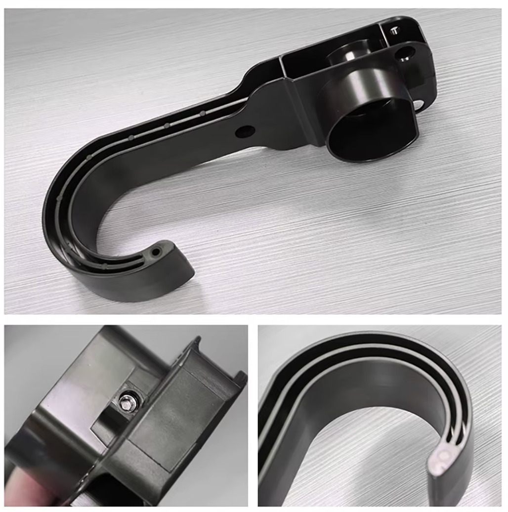 Un support en forme de J pour câble de type 2, conçu pour le rangement et l'organisation des câbles de recharge. Le design est simple et pratique, mis en valeur sur un fond clair