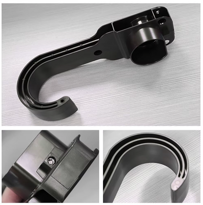 Un support en forme de J pour câble de type 2, conçu pour le rangement et l'organisation des câbles de recharge. Le design est simple et pratique, mis en valeur sur un fond clair
