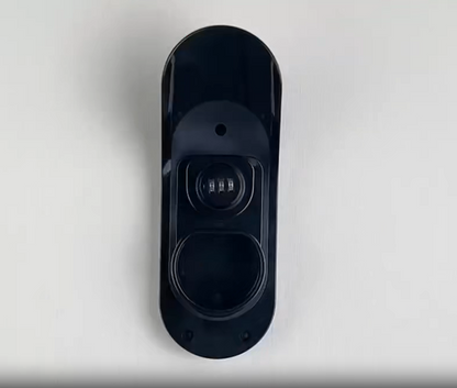Cadenas noir à combinaison à trois chiffres, fixé sur un support mural en plastique noir.