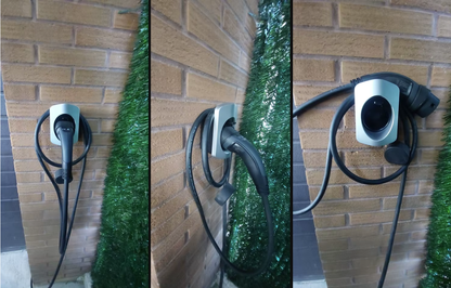 Crochet en plastique robuste, spécialement conçu pour organiser et ranger les câbles de recharge de type 2. Le design incurvé et compact permet de maintenir les câbles en place de manière pratique et sécurisée. Idéal pour une installation murale dans un garage ou un espace de recharge.